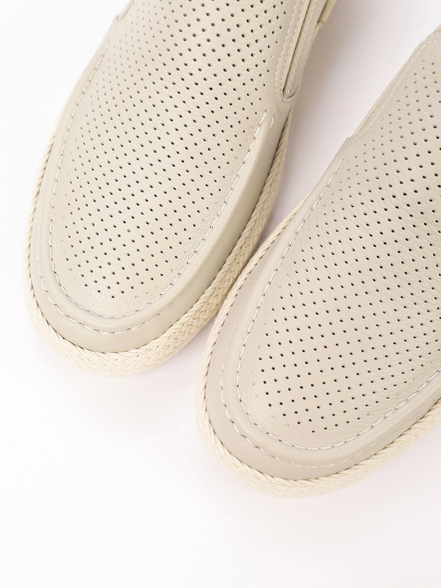 Мокасины светло-серого цвета с перфорацией на низкой подошве